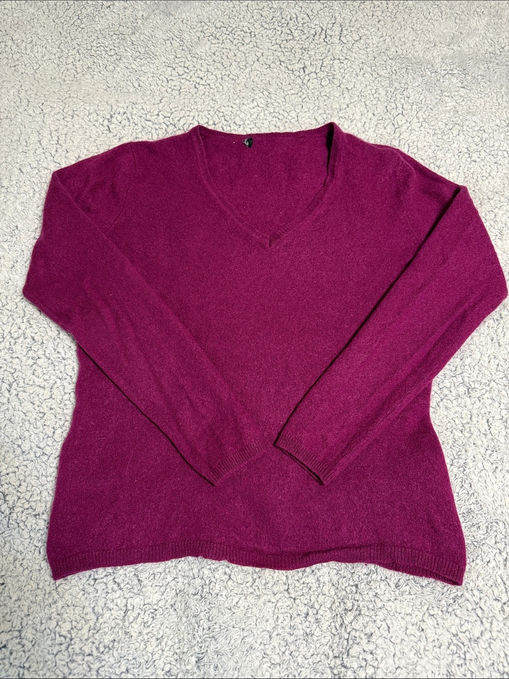 Women's V-Neck Cashmere Sweater in Berry